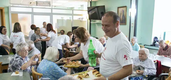 Nostalgia, music and smiles : MAPFRE employees visit elderly in Floriana